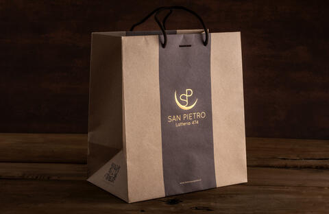 Borsa in cartoncino avana risvoltata personalizzata con lamina oro, manico in cotone e asola